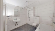 2-ETW Bad Dusche Wanne WC - Schillercarré: Barrierefreie 2-Zi.-ETW mit Südbalkon & TG-Stpl. – Toplage nahe Altstadt Ettlingen