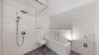 2-ETW Bad Dusche Wanne WC - Schillercarré: Barrierefreie 2-Zi.-ETW mit Südbalkon & TG-Stpl. – Toplage nahe Altstadt Ettlingen
