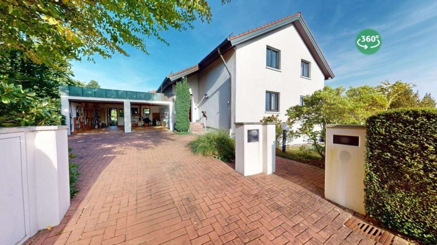 Repräsentatives Architektenhaus mit großzügigem Wohnkonzept & Südostgarten in Marxzell-Burbach, 76359 Marxzell, Einfamilienhaus