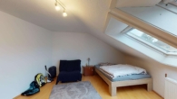 DG, Zimmer 1 Wohnen - Mieter drin, Rendite läuft: 3-Zi.-DG-ETW mit Stellplatz in KA-Durlach-Aue