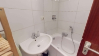DG, Bad mit Dusche und Wanne - Mieter drin, Rendite läuft: 3-Zi.-DG-ETW mit Stellplatz in KA-Durlach-Aue