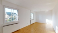 3-ZW OG, Schlafen - Einziehen & Genießen: 3-Zi.-Wohnung im 1. OG auf Neubauniveau – Sonnenbalkon in der Nordweststadt