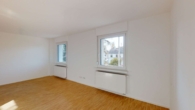 OG, Schlafen - Einziehen & Genießen: 3-Zi.-Wohnung im 1. OG auf Neubauniveau – Sonnenbalkon in der Nordweststadt