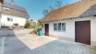 Für Jung & Alt: Vielseitig nutzbare DHH mit 2 Wohnungen, großem Grundstück & Scheune in Schöllbronn - Innenhof