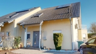 DHH, EG Eingang - Einziehen – Wohlfühlen – Leben genießen: Moderne DHH mit EBK, Garten, neue PV-Anlage in Rheinau-Linx